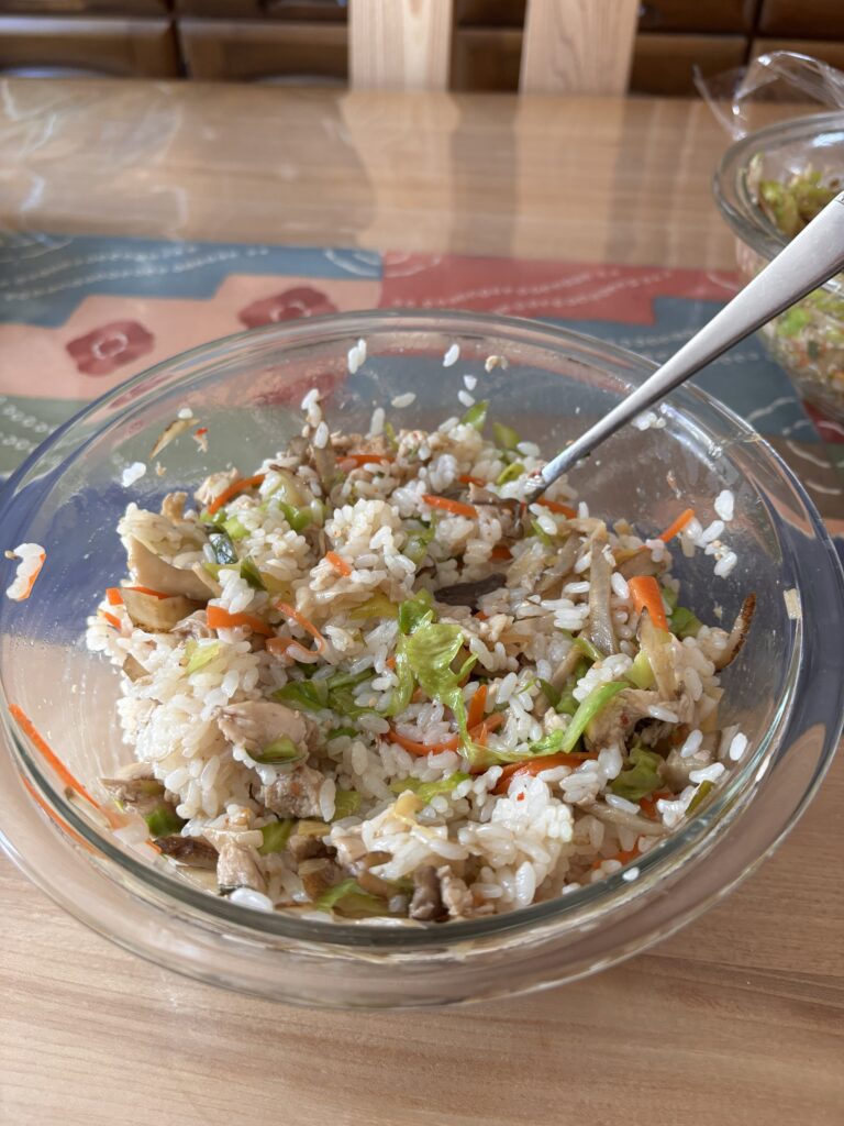 白米の上に麻薬タレの具材をのせた状態