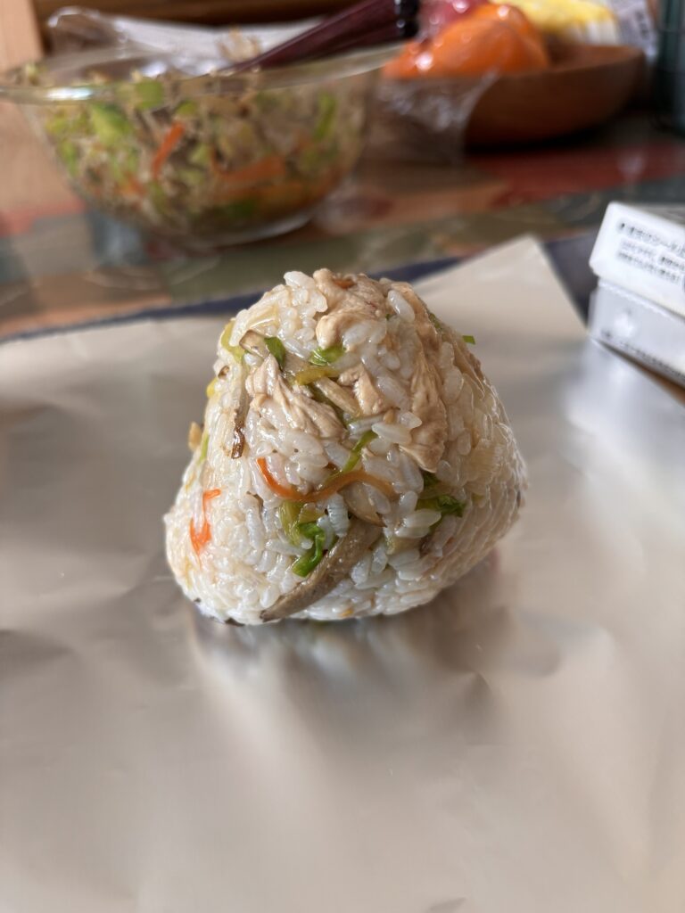 鶏むね肉と野菜を使った五目麻薬タレおにぎりの完成写真